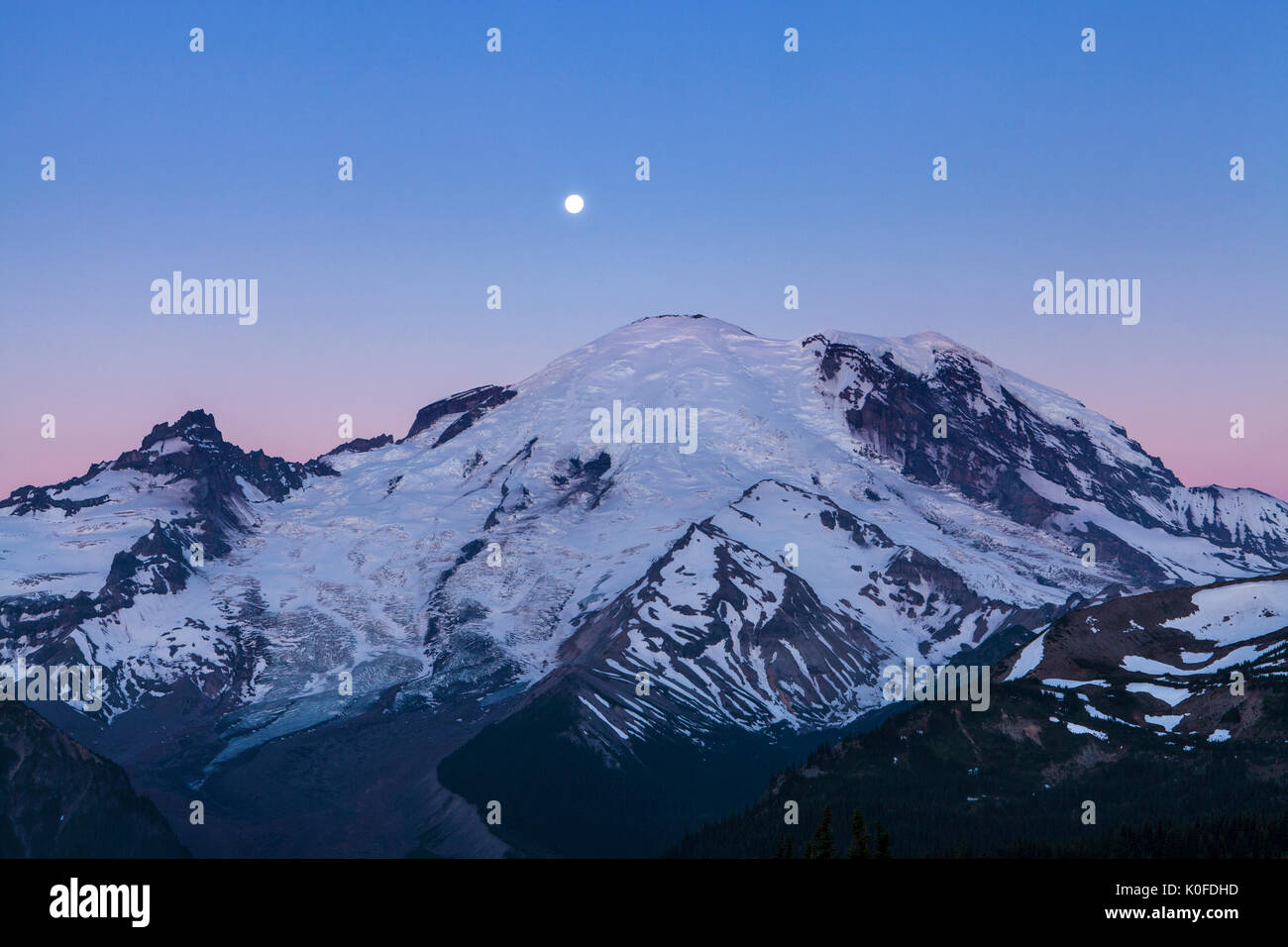 La pleine lune brille sur Mt. Rainier et le lever du soleil, le Mont Rainier National Park, Washington, USA. Banque D'Images