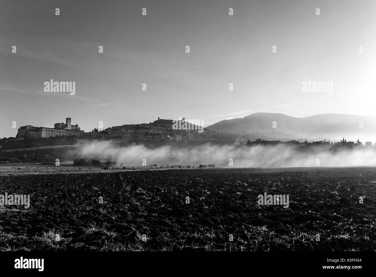 Belle vue d'assise (Ombrie, Italie) à l'aube avec un petit, les nuages bas dans l'avant Banque D'Images