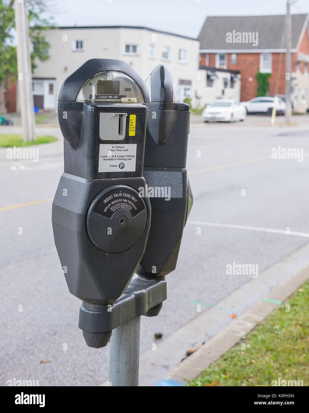 Pièces de style vieux parcomètres sur une rue du centre-ville. Banque D'Images