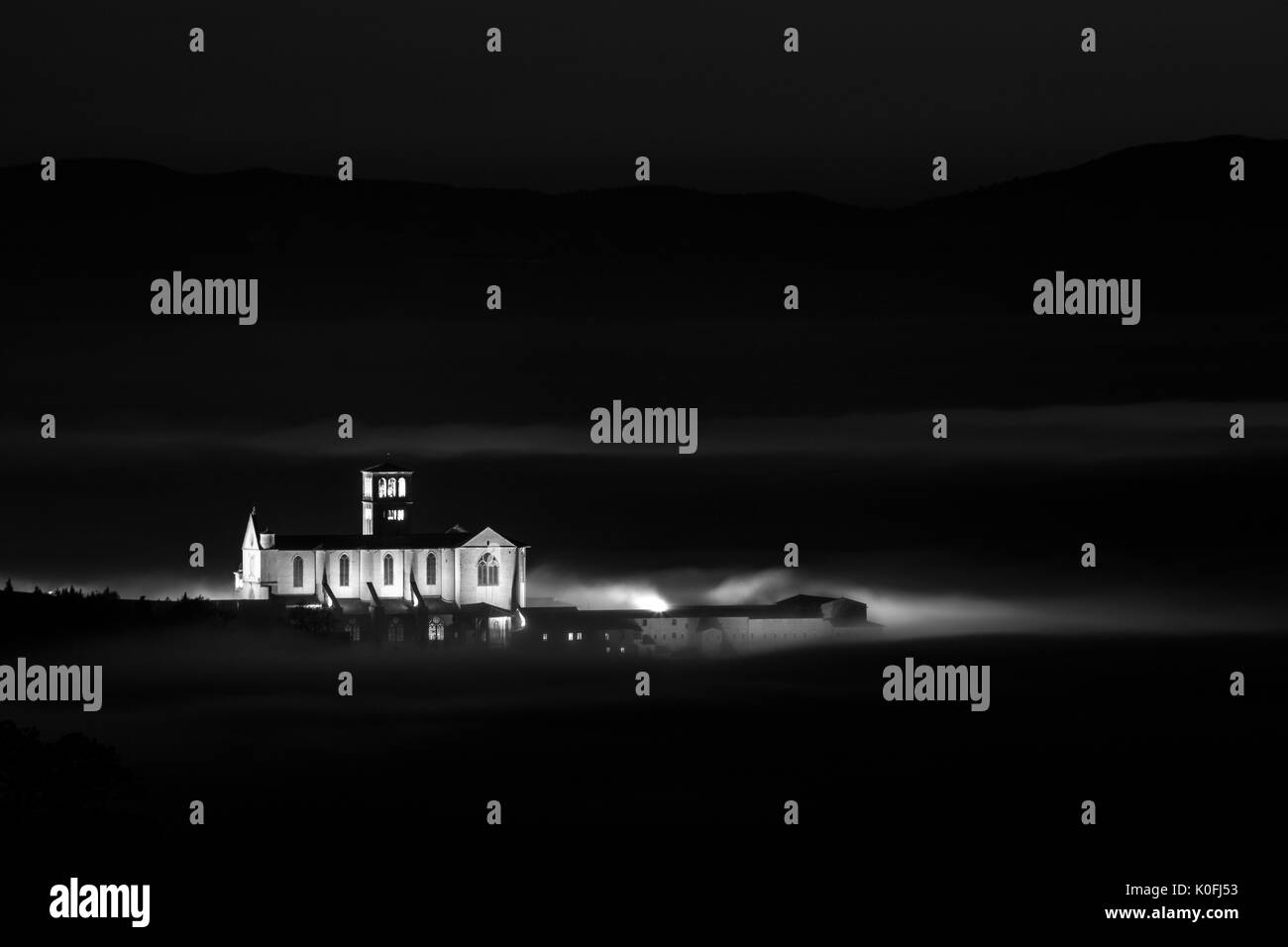 Belle Vue de nuit (Eglise Saint François Assise, Ombrie) sur une mer de brume Banque D'Images