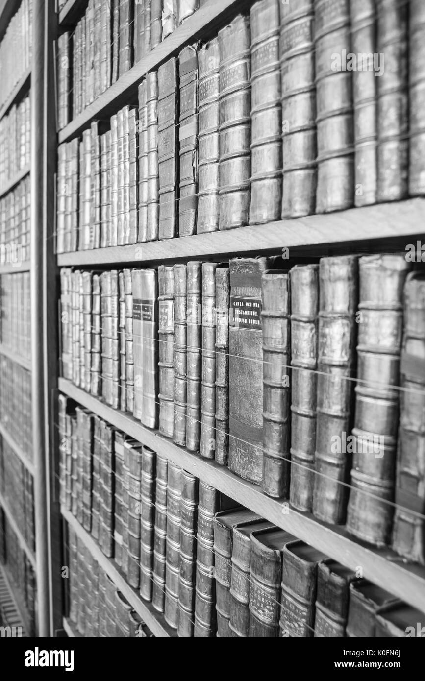 Abstraite de vieux livres sur l'étagère de bibliothèque. Banque D'Images