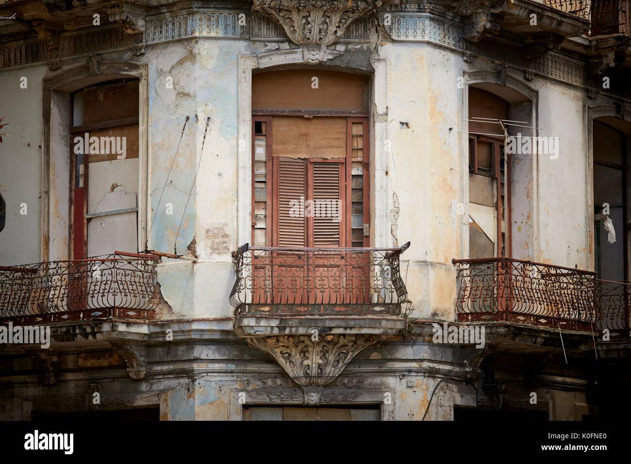 Le cubain, Cuba, La Havane, capitale ruelle typique avec appartements et petit balcon Banque D'Images