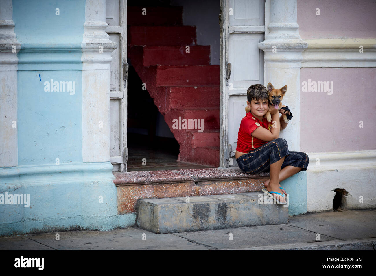 Le cubain, Cuba, Cardenas, petit garçon et son chien près de Park Plaza de Spriu Banque D'Images