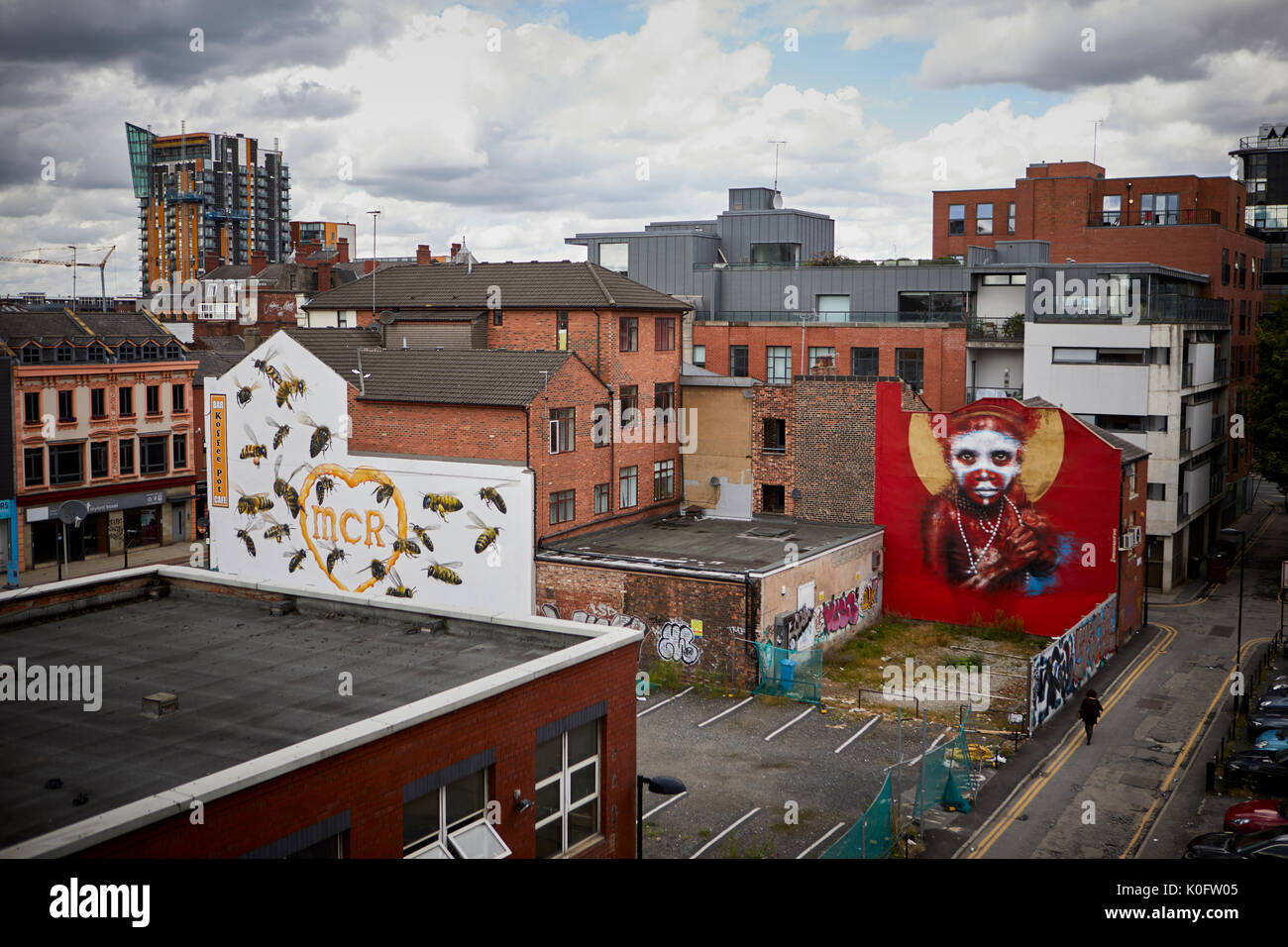 Manchester Northern Quarter murales graffiti sur le mur pignon de Koffee Pot 22 abeilles représente chacune des personnes innocentes tuées par artiste Qubek Banque D'Images