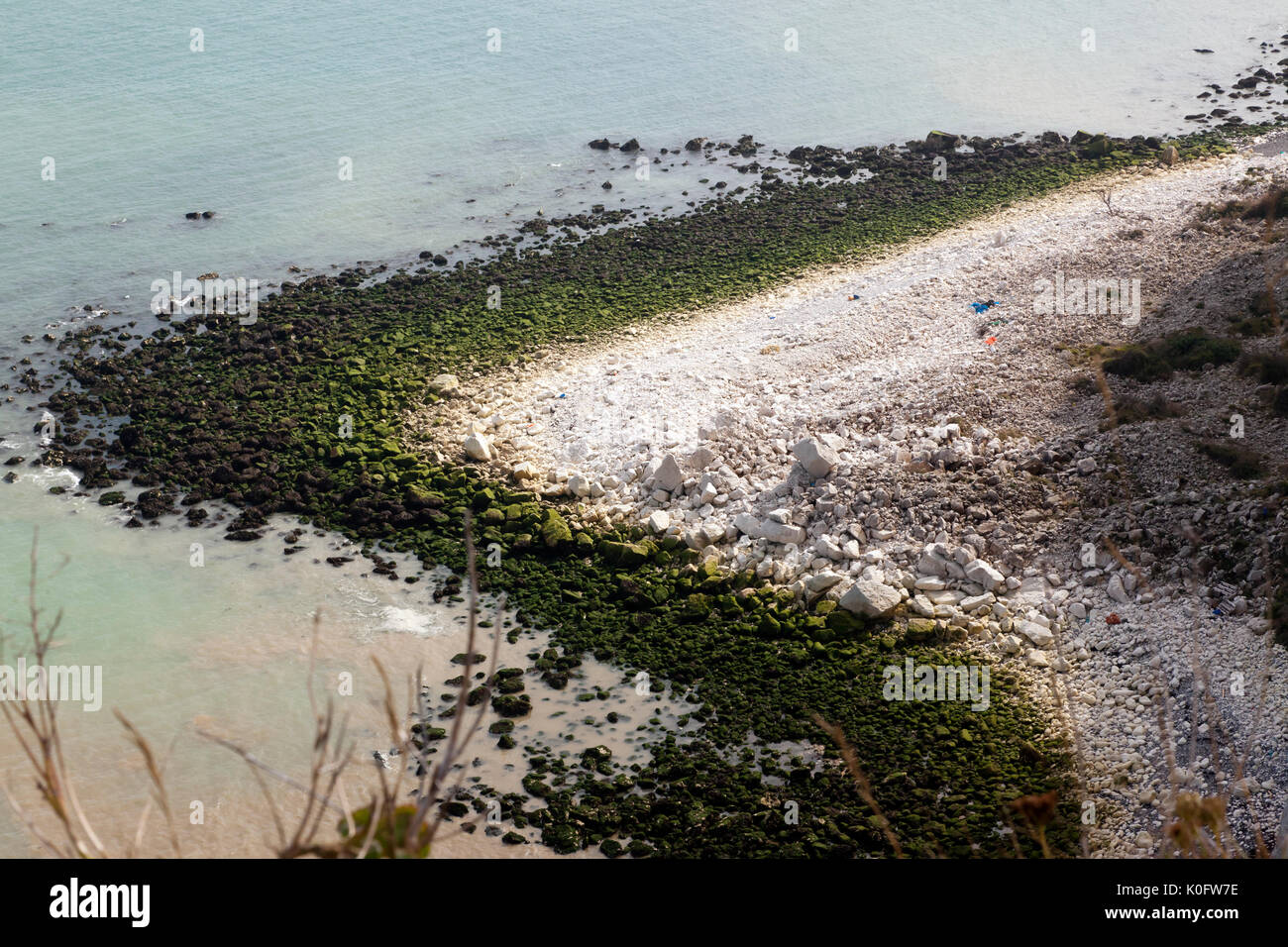 Chutes de pierres à la base de la falaise de craie sur la côte saxonne façon près de St Margaret's Bay, Kent Banque D'Images