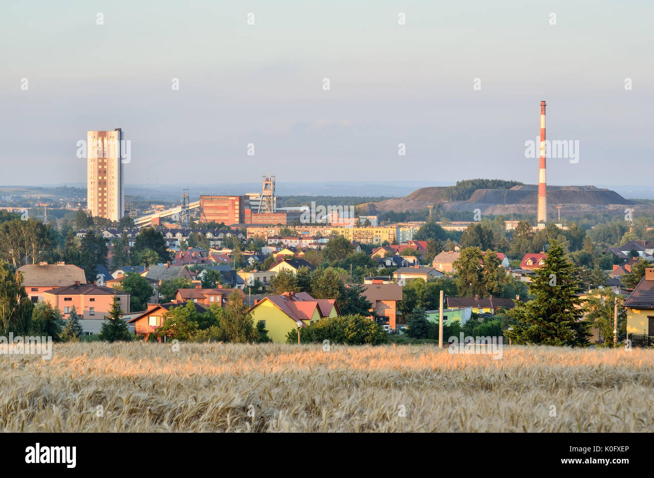 Paysage urbain d'été. Vue depuis la colline pour les maisons et de charbon. Banque D'Images
