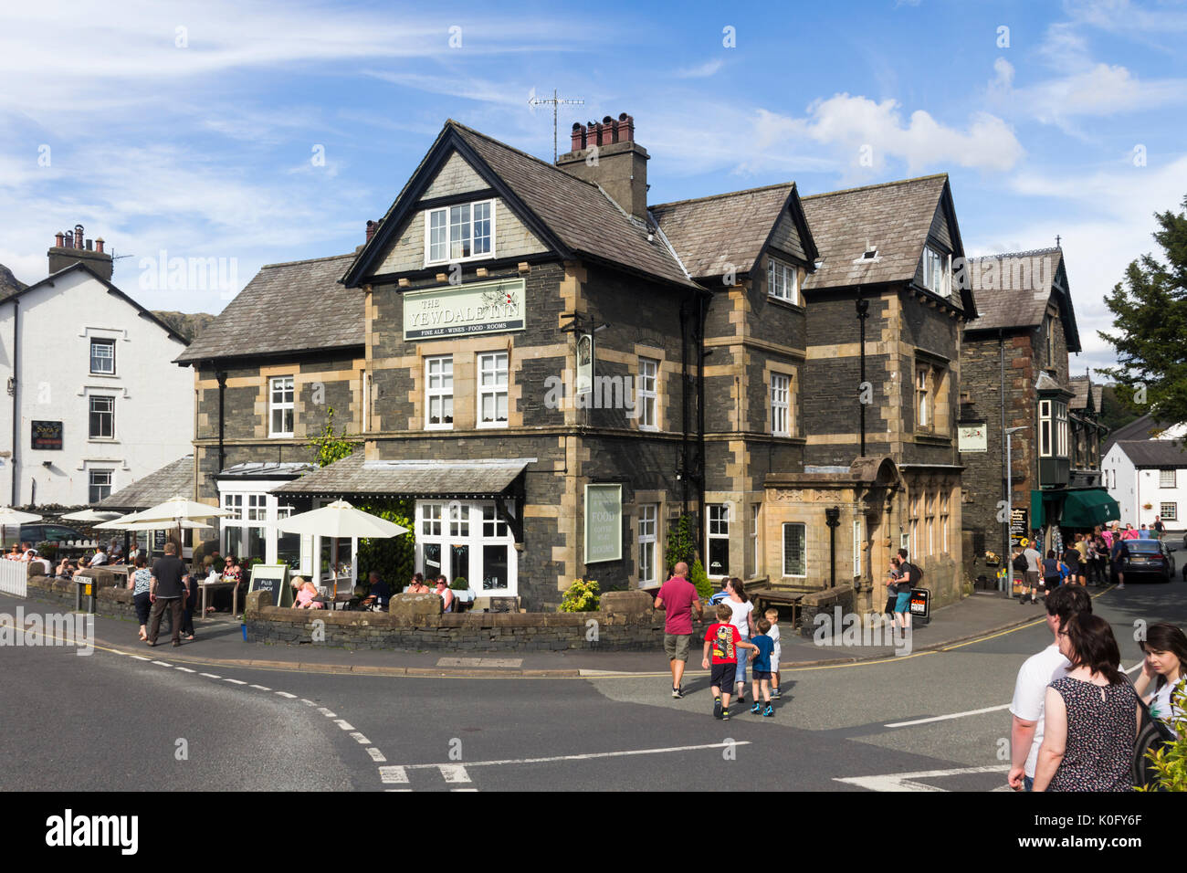 L'Yewdale Inn dans le centre de village de Coniston, Cumbria, le Lake District. L'auberge propose des hébergements, un café bistro et bar pub. Banque D'Images