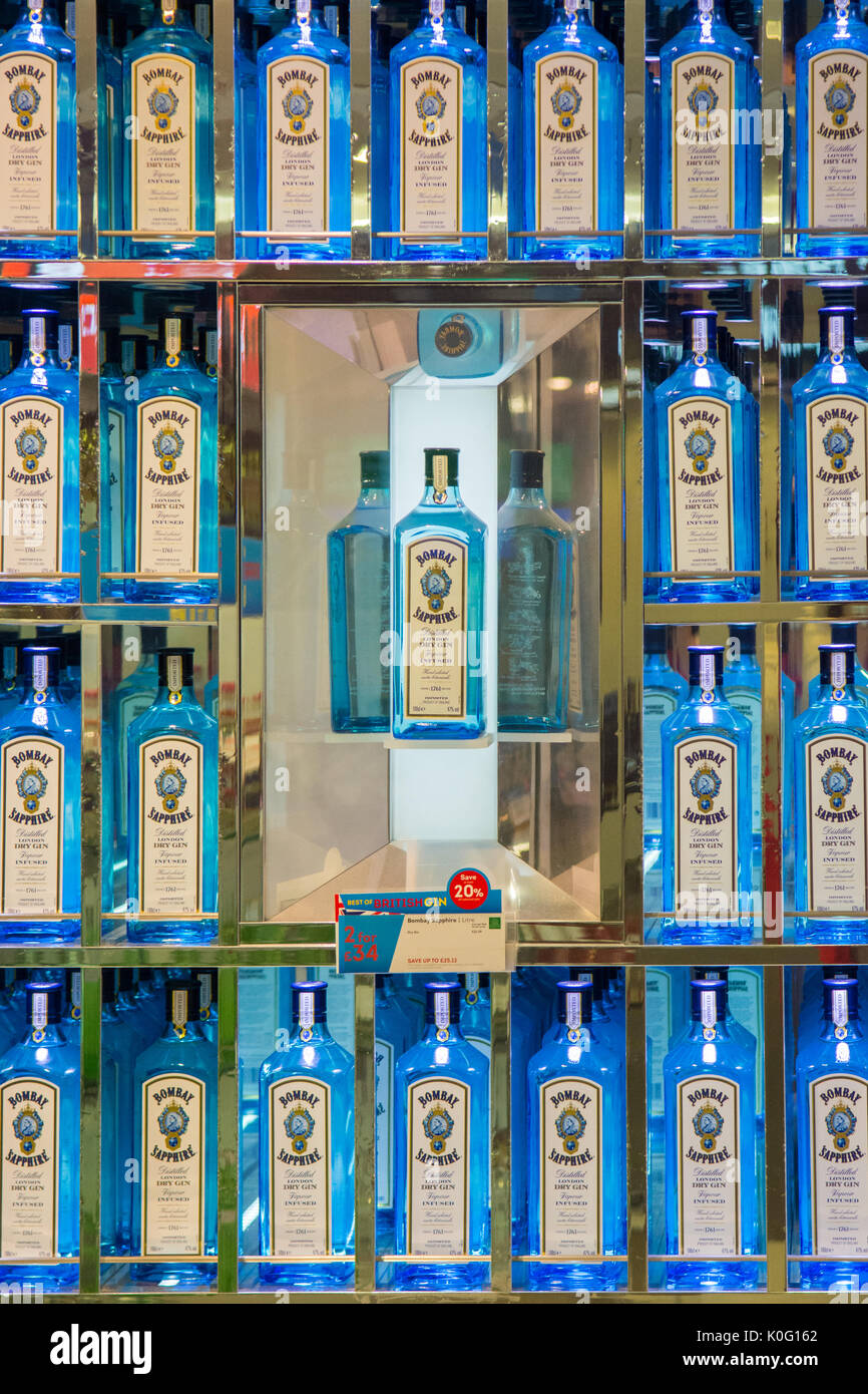 Le Gin Bombay Sapphire Anglais affichage à l'aéroport de Glasgow Banque D'Images