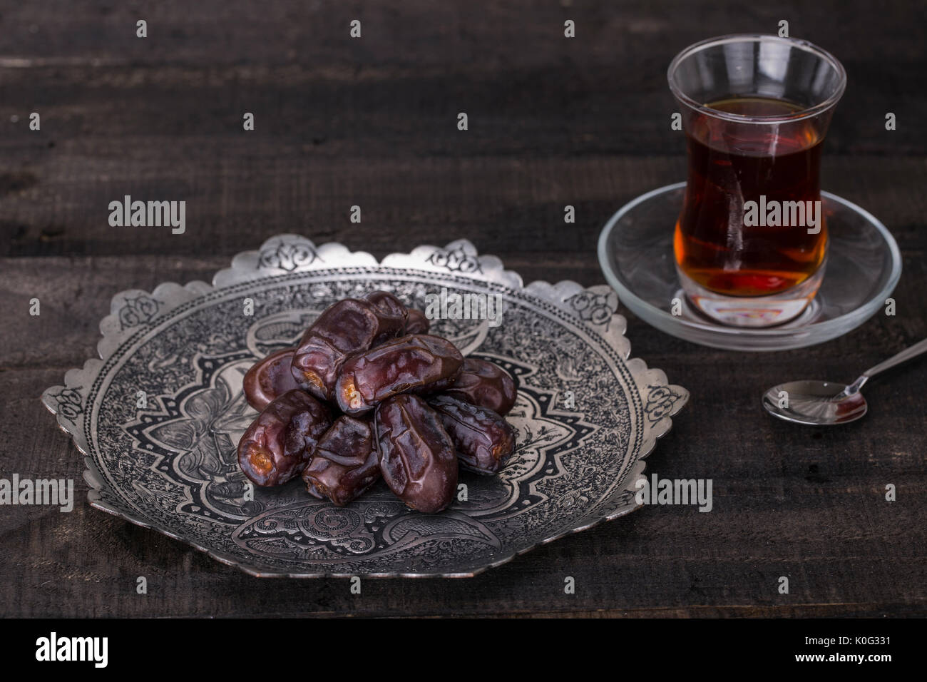 Les dates dans un Persan traditionnel fait main Toreutic plaque et plateau Banque D'Images