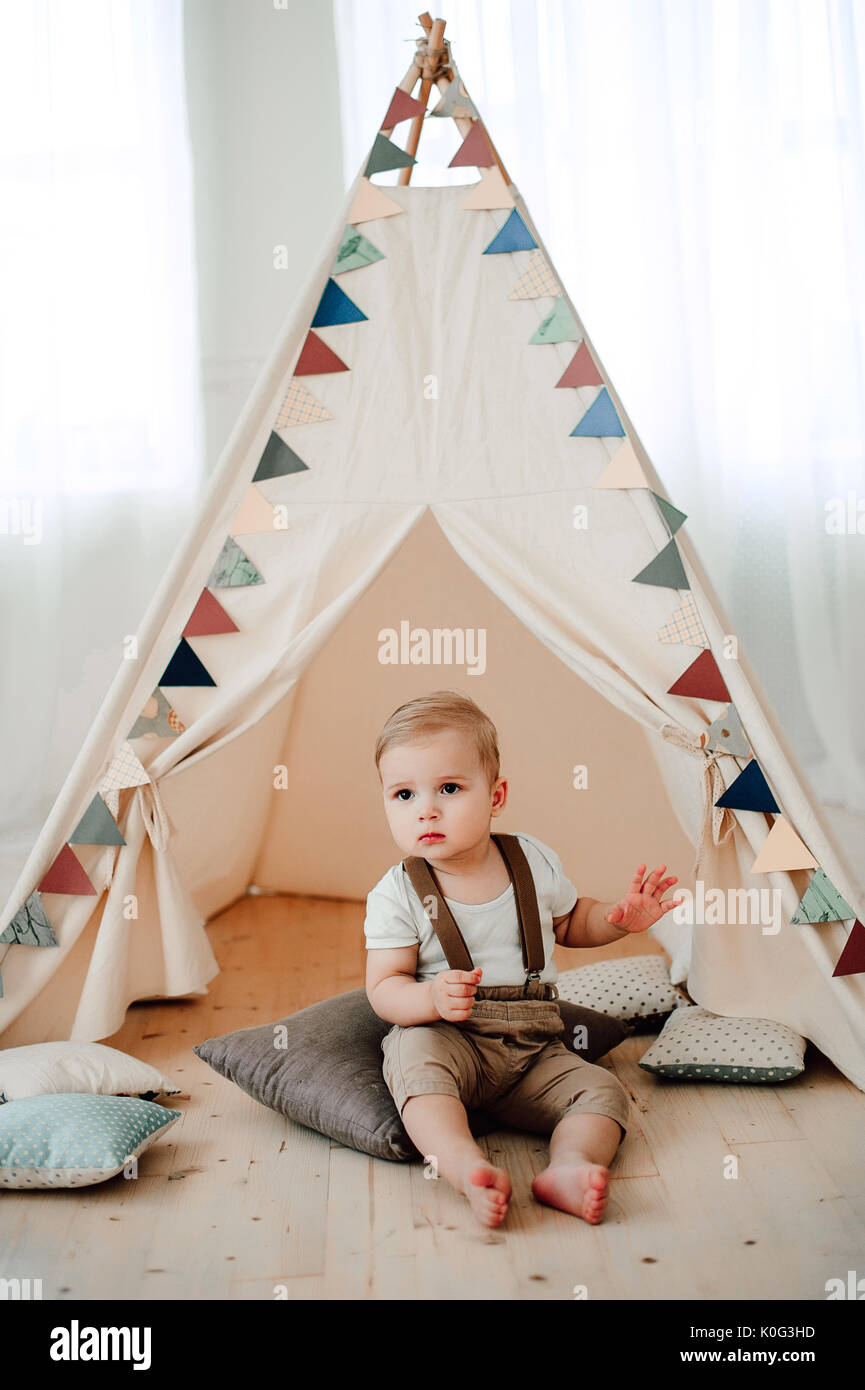 Portrait De L Adorable Petit Garcon Happy Smiling Celebrer 1 Ans Anniversaire Un An European Boy Sitting On Floor In Studio Photo Stock Alamy Portrait De L Adorable Petit Garcon Happy Smiling Celebrer 1 Ans Anniversaire Un An European Boy Sitting On Floor In Studio Photo Stock Alamy