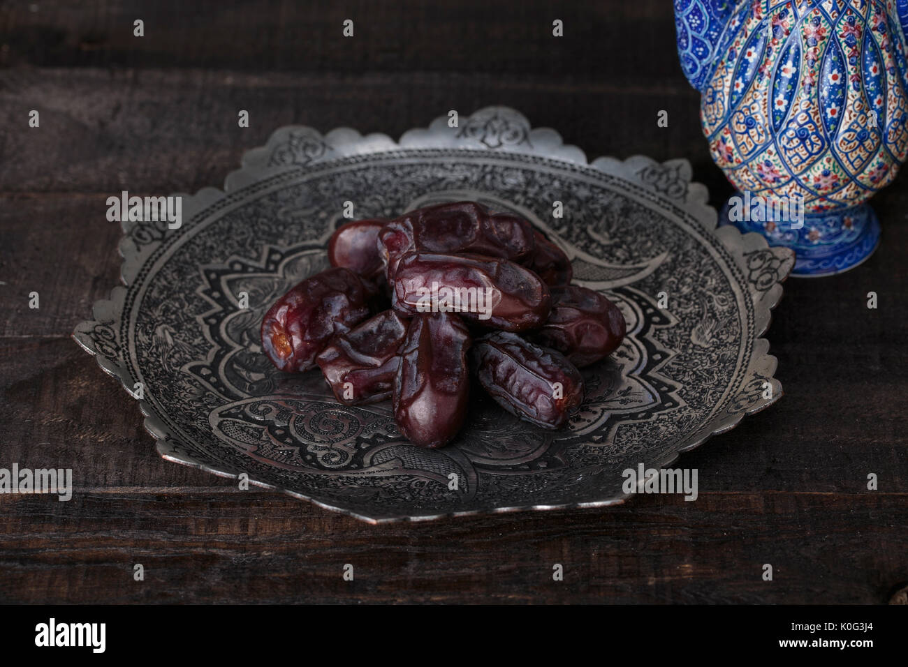 Les dates dans un Persan traditionnel fait main Toreutic plaque et plateau Banque D'Images
