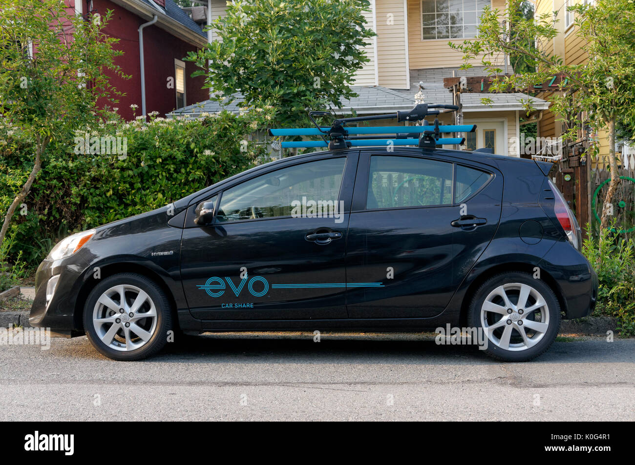 Toyota Prius hybride c evo part de voiture en stationnement automobile dans une rue résidentielle, Vancouver, C.-B.). Canada Banque D'Images