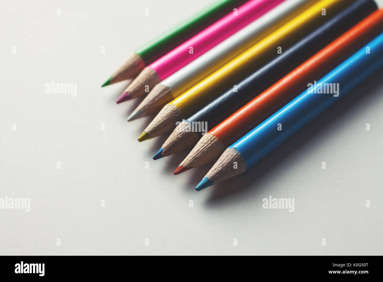 Close-up d'un groupe de crayons multicolores sur une surface blanche Banque D'Images