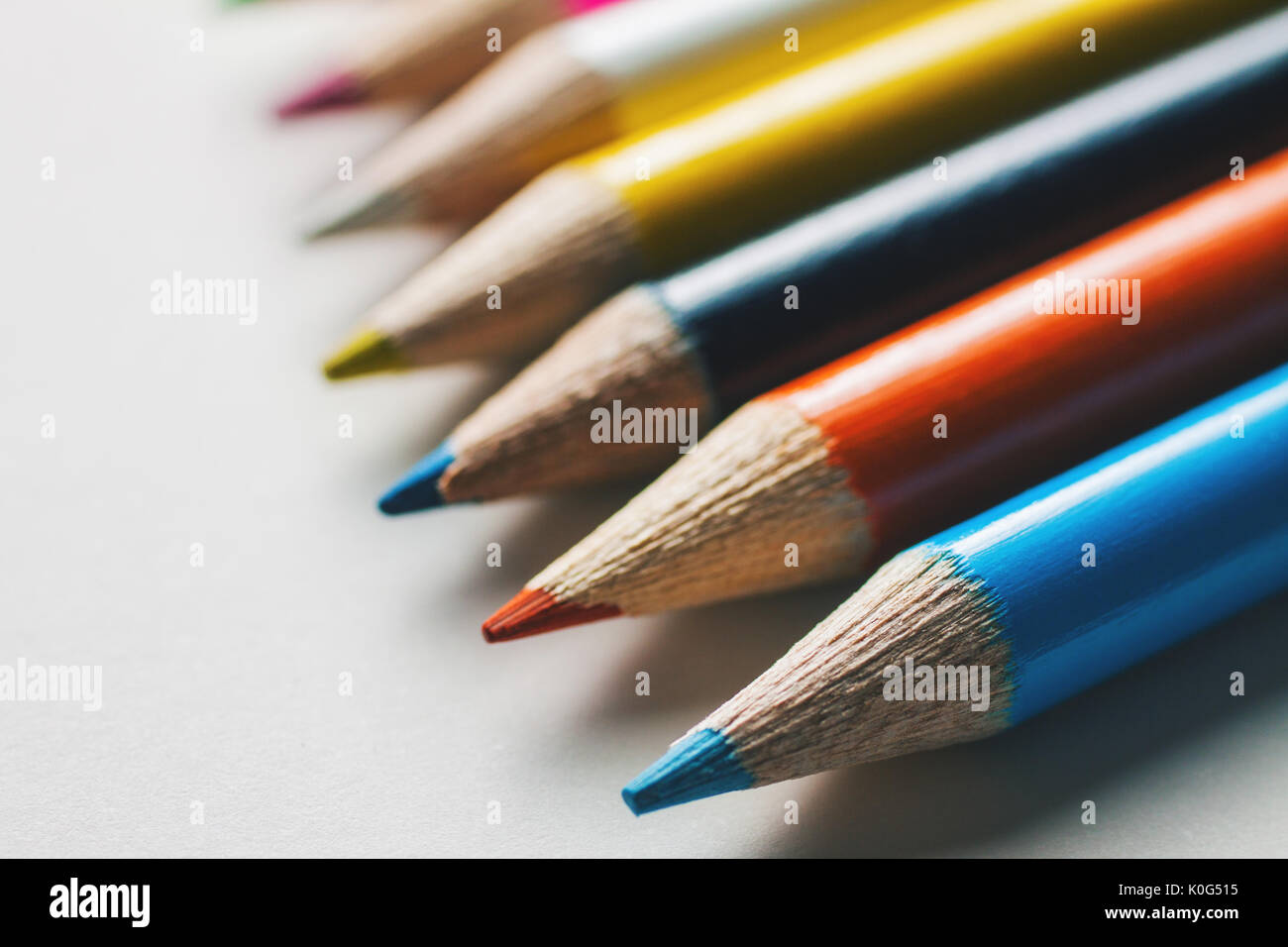 Close-up d'un groupe de crayons multicolores sur une surface blanche Banque D'Images