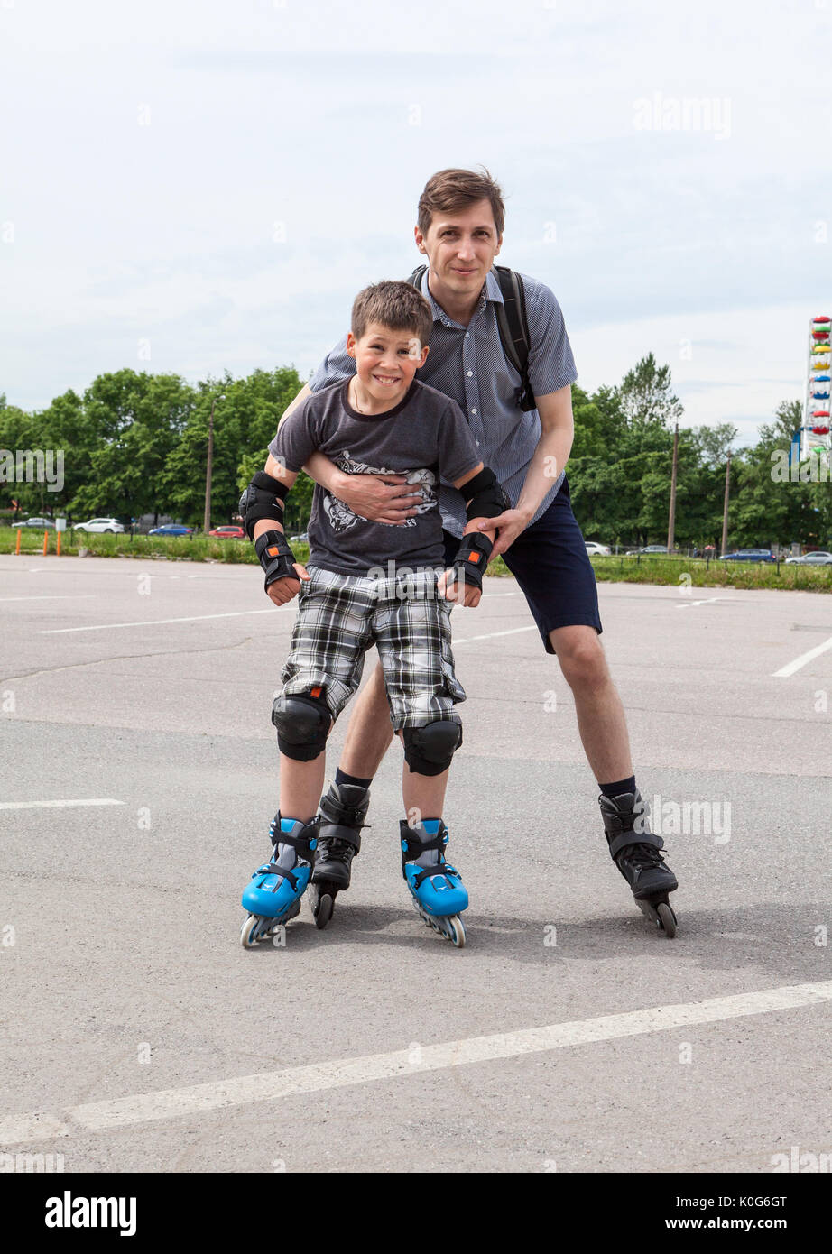 Skateur Asiatique Petite Fille Portant Un équipement De Sécurité Et De  Protection Jouant Sur Une Planche à Roulettes. Kid Skate Sur La Route à  L'extérieur