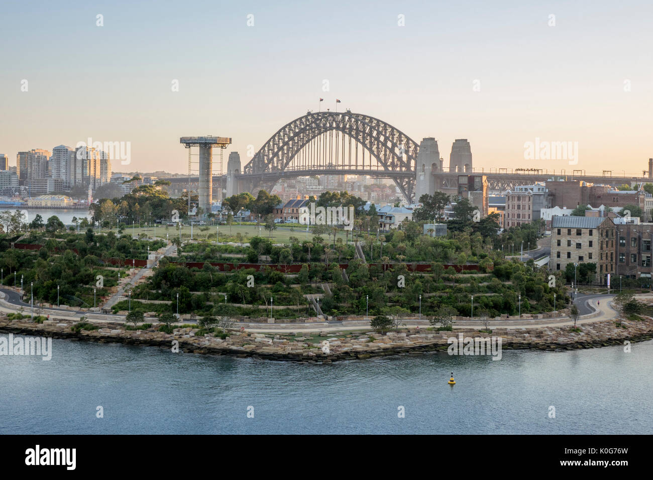 Lever tôt le matin à Barangaroo Réserver Park un Centre-ville de Sydney en Australie avec le Sydney Harbour Bridge en arrière-plan Banque D'Images