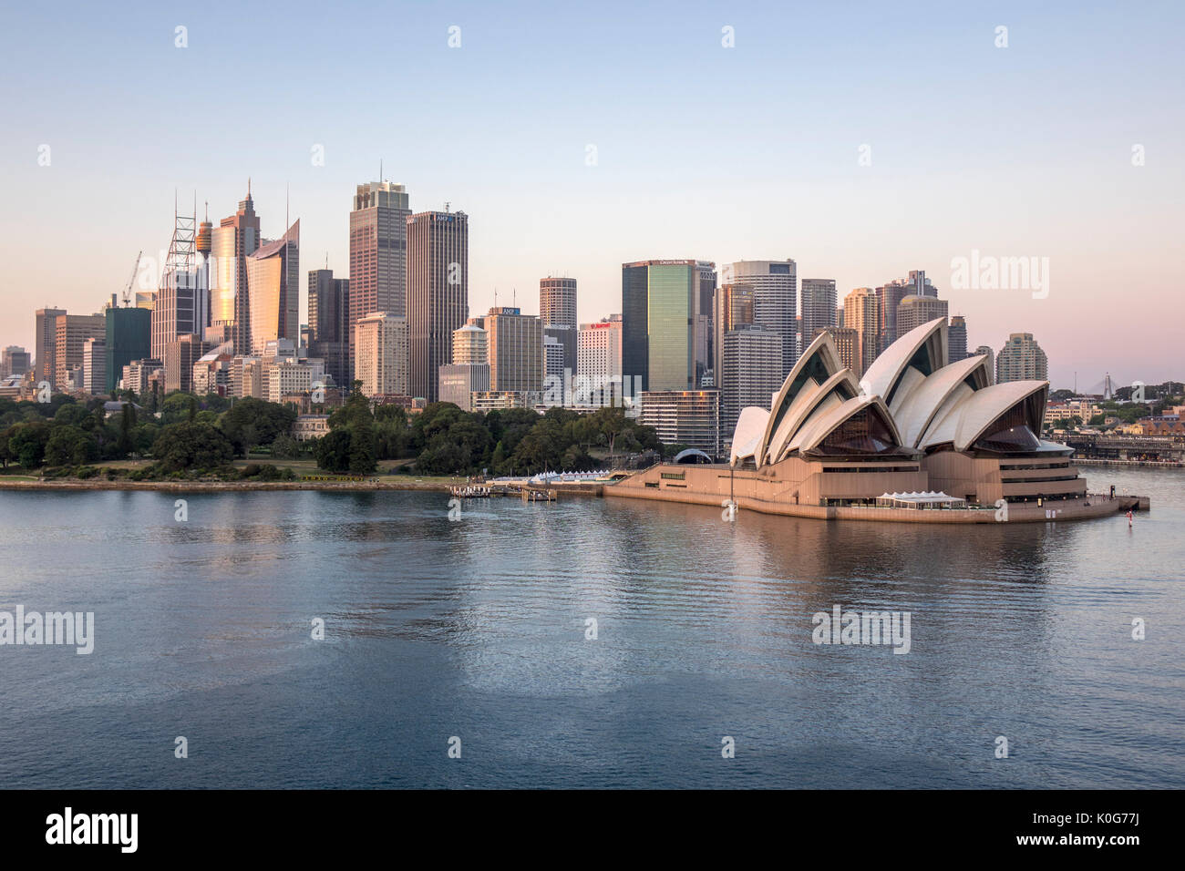Sydney Skyline tôt le matin avec le lever du soleil à l'aube de l'Opéra de Sydney et Sydney Harbour Australie Banque D'Images