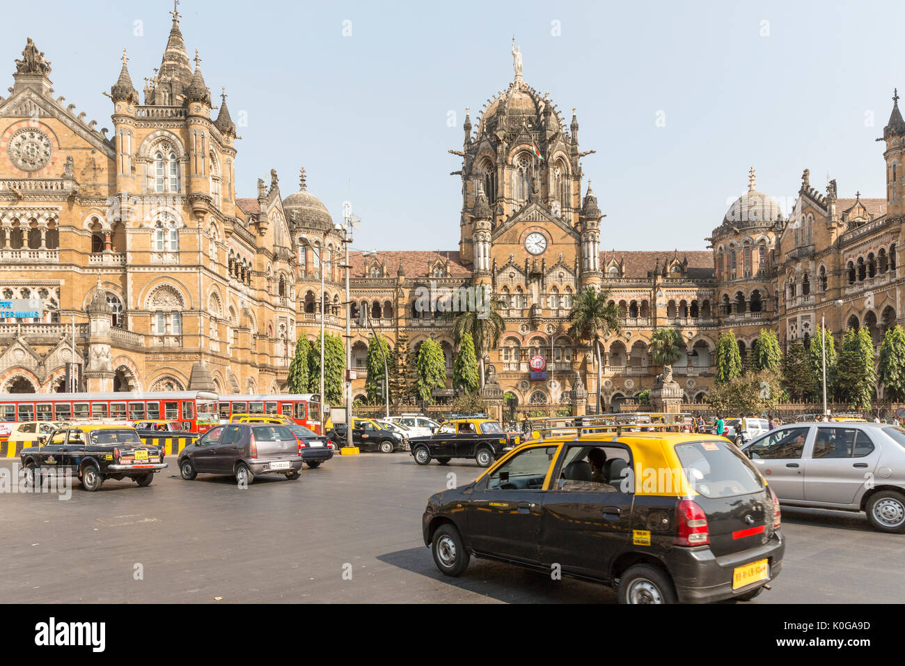 Mumbai, Maharashtra, Inde - 1 décembre 2012 : essaim de Taxis en face de la Gare Chhatrapati Shivaji Terminus Banque D'Images