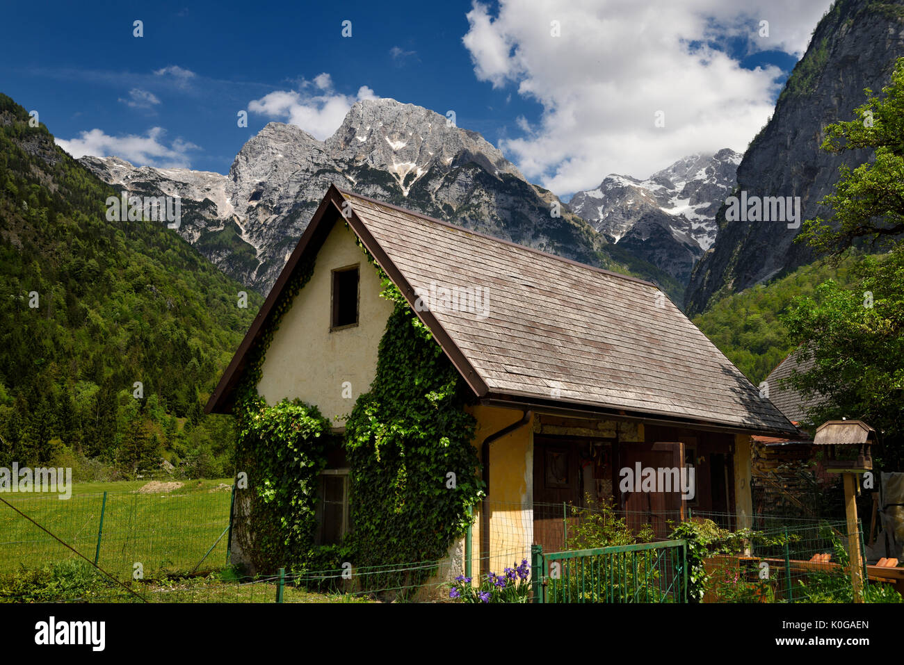 Abri de jardin en Slovénie avec Pihavec Trenta Triglav et des pics de montagne dans le parc national du Triglav Alpes Juliennes au printemps Banque D'Images