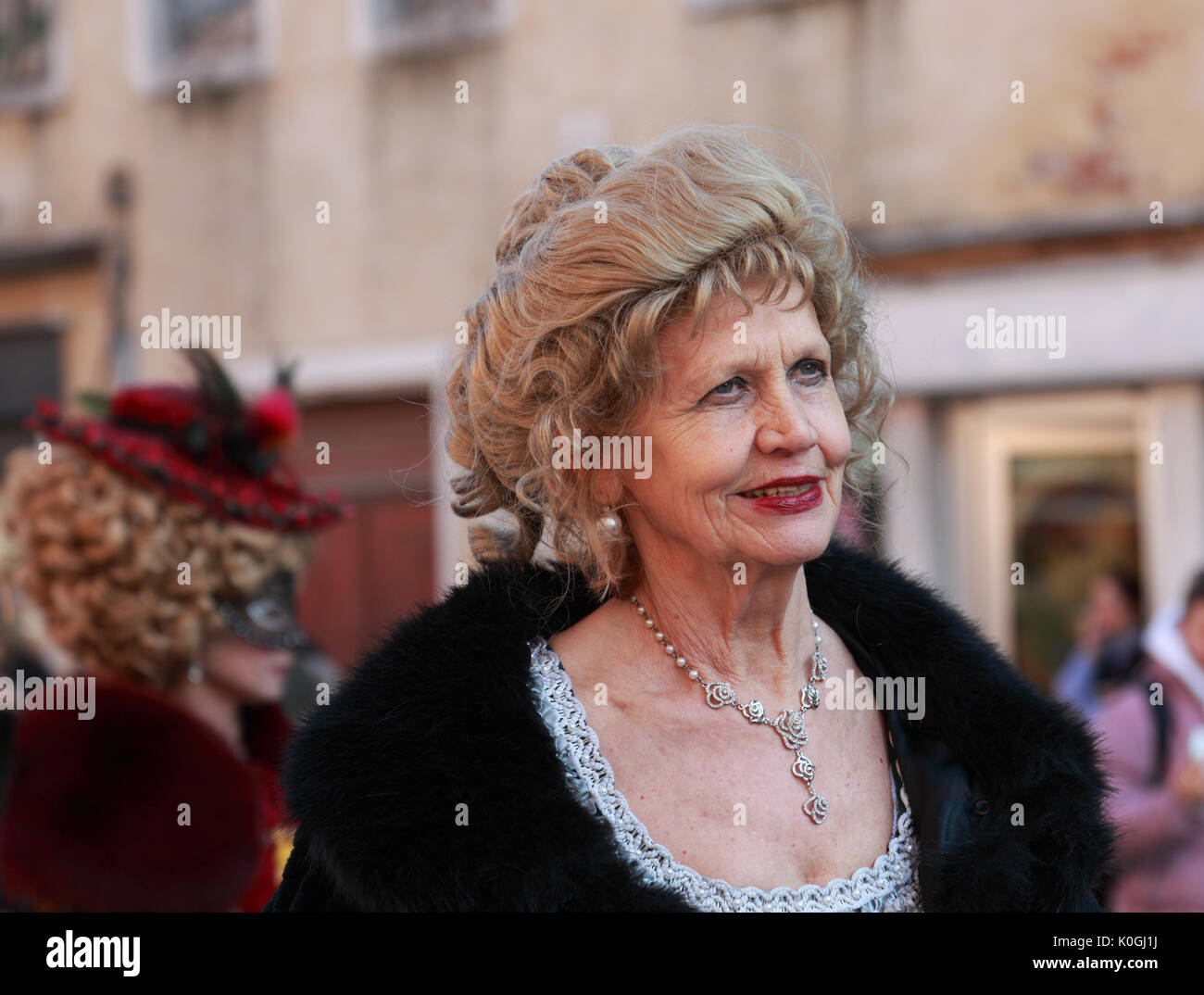 Venise, Italie - Février 26th, 2011 : Enviromental portrait of a Beautiful old lady participant à un défilé de costumes Sestiere Castello au cours de la Ve Banque D'Images