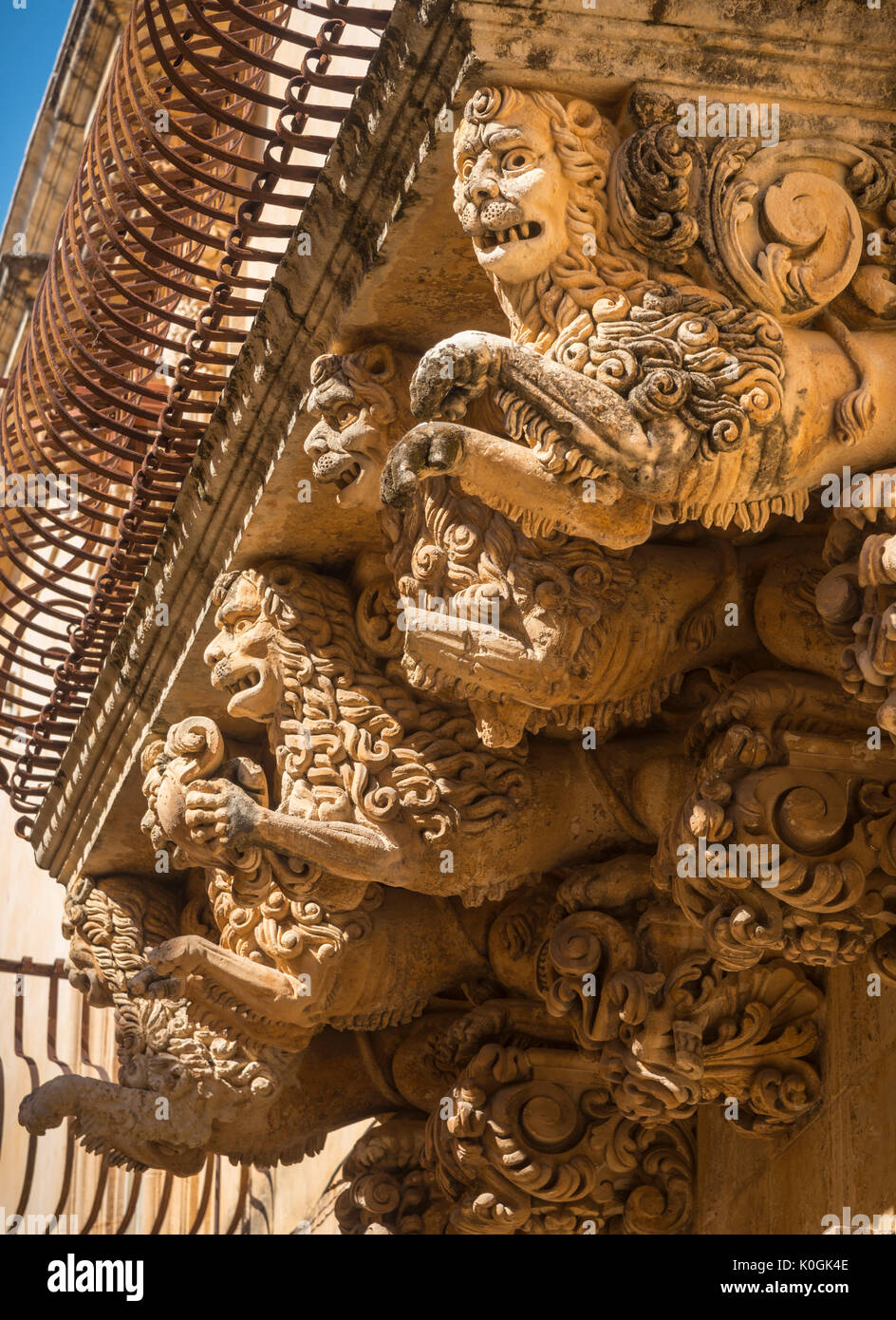 Ornately carved balcon de pierre prend en charge sur le palais Baroque de Noto b&b Vinci, au Sud Est de la Sicile, Banque D'Images