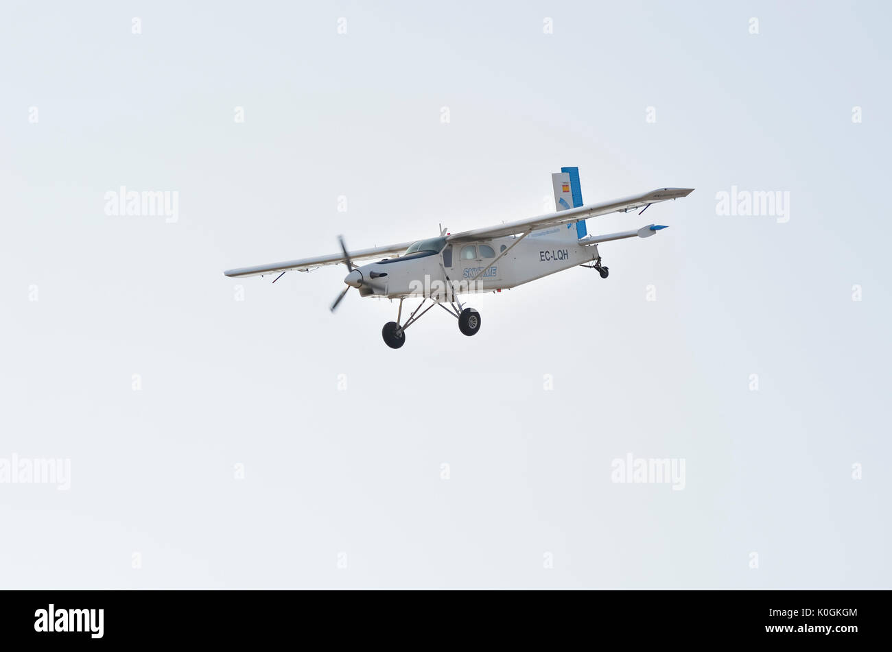 Avion Pilatus PC-6 / B2-H4 Turbo Porter est en ordre décroissant de l'angle à la terre plus de Castellon de la Plana, l'aérodrome d'après les parachutistes ont sauté. Banque D'Images