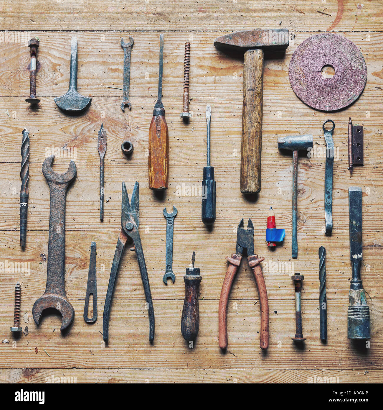 Une collection de vieux outils de réparation vintage sale bien organisé sur fond de bois, vue du dessus de propos délibéré un contraste élevé Banque D'Images