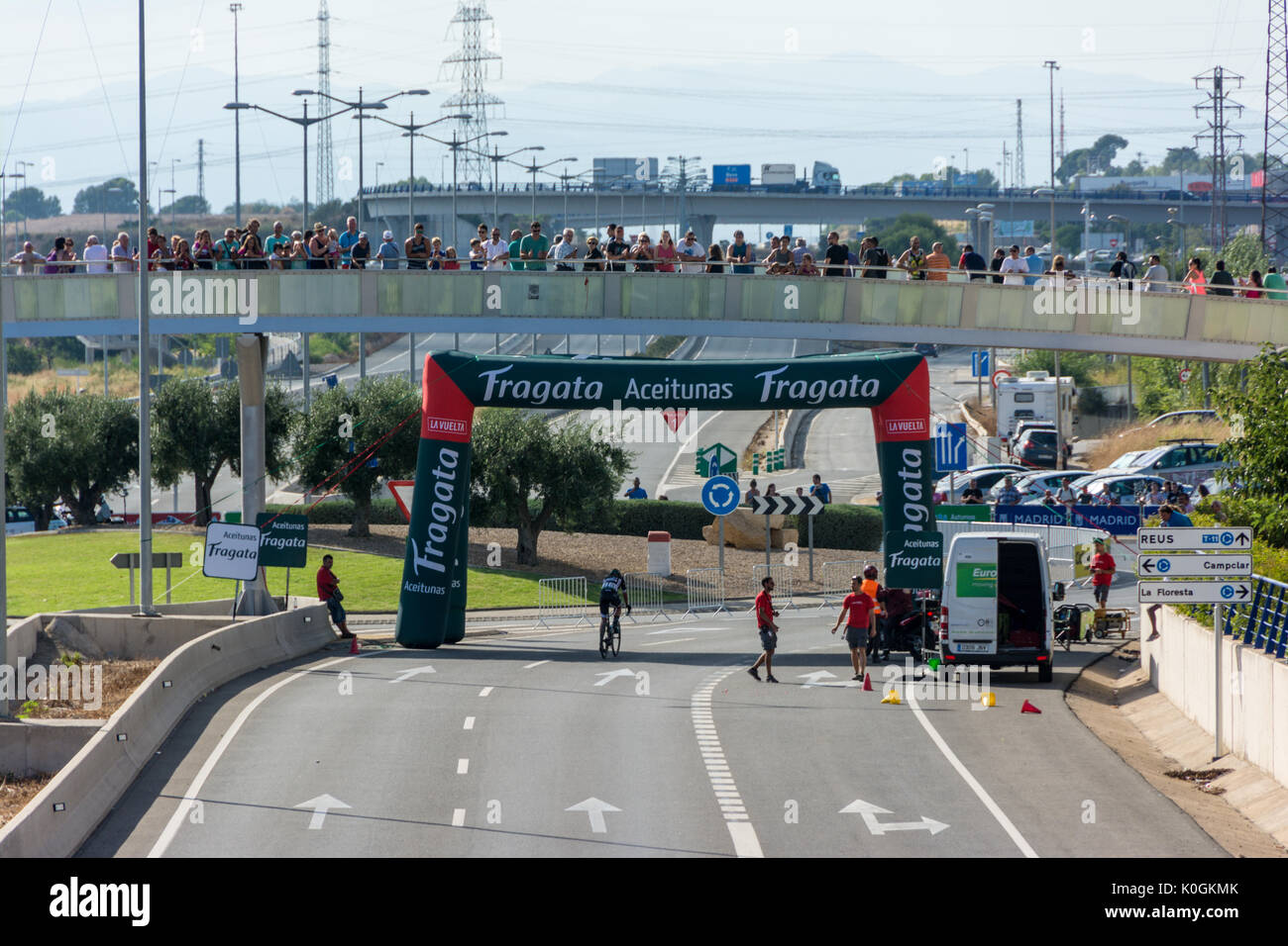 Tarragone, Espagne - 22 août 2017 : Les personnes en attente de l'arrivée de la concurrence sur l'escouade à vélo La Vuelta Ciclista de l'Espagne Banque D'Images