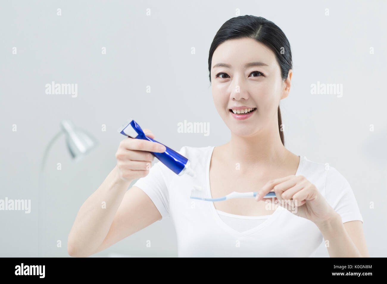 Portrait de femme souriante avec une brosse à dents et dentifrice Banque D'Images
