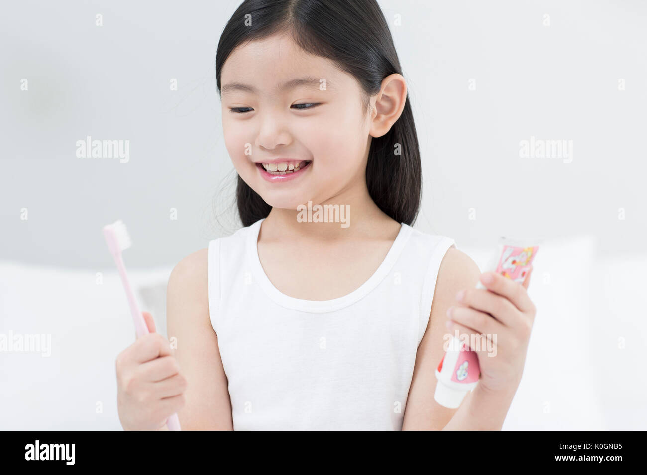 Portrait of smiling girl avec brosse à dents et dentifrice Banque D'Images