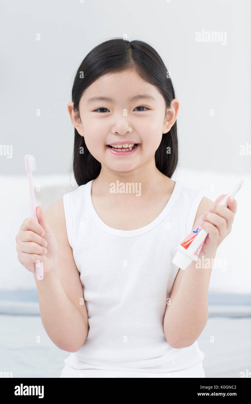 Portrait of smiling girl avec brosse à dents et dentifrice Banque D'Images