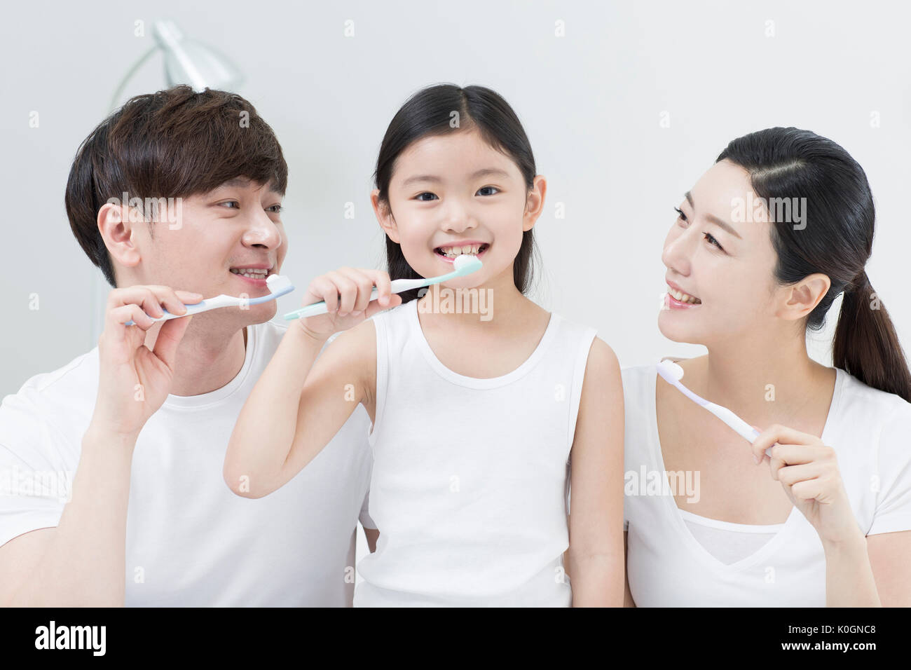 Portrait de famille harmonieuse se brosser les dents Banque D'Images