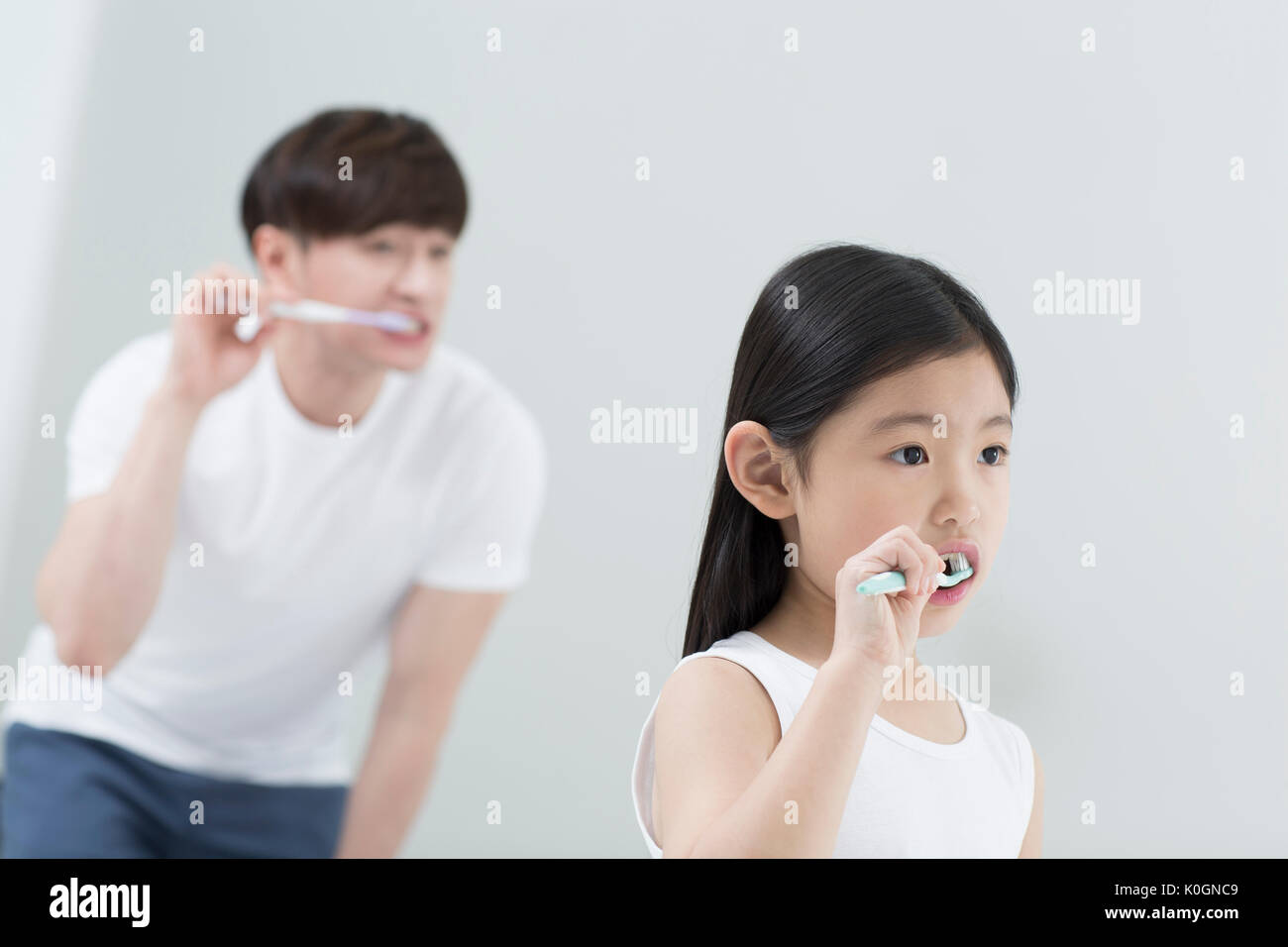 Portrait de père et fille se brosser les dents Banque D'Images