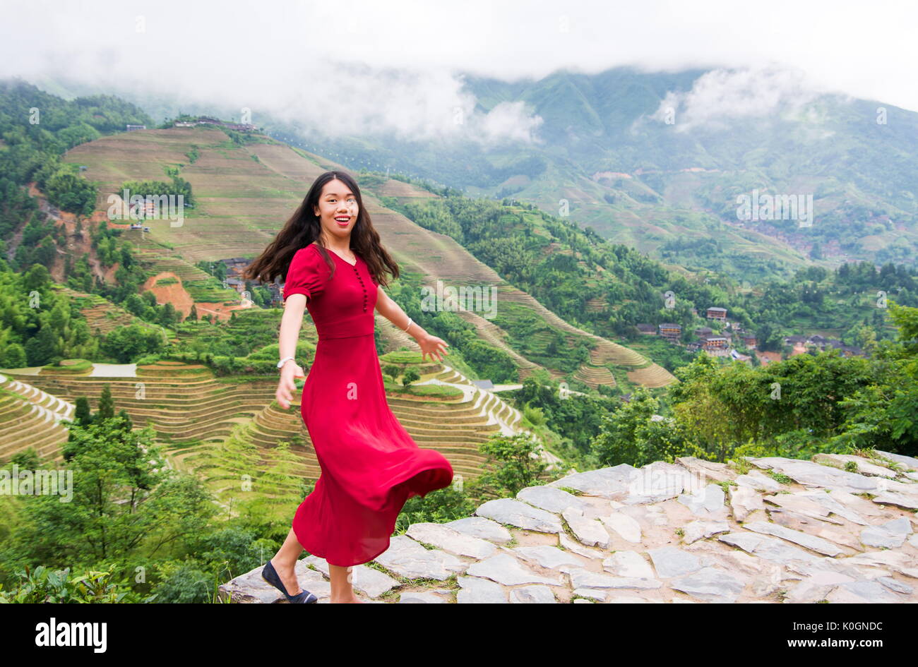 Asian girl à vue terrasse de riz portant robe rouge Banque D'Images