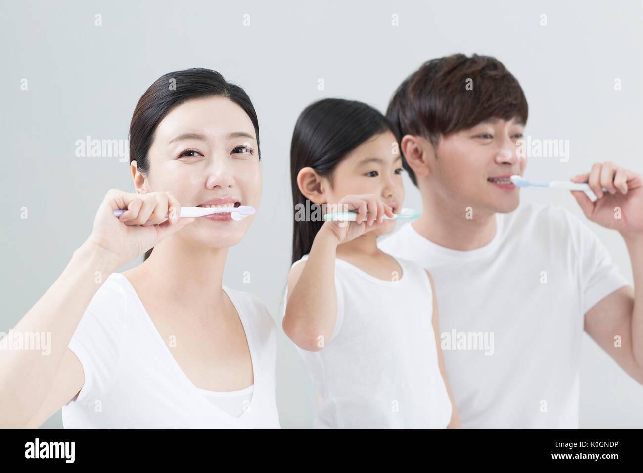 Portrait of smiling family se brosser les dents Banque D'Images