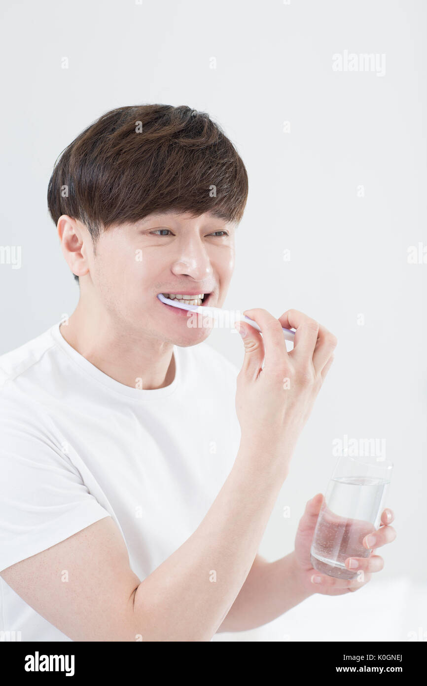 Portrait of smiling man se brosser les dents Banque D'Images