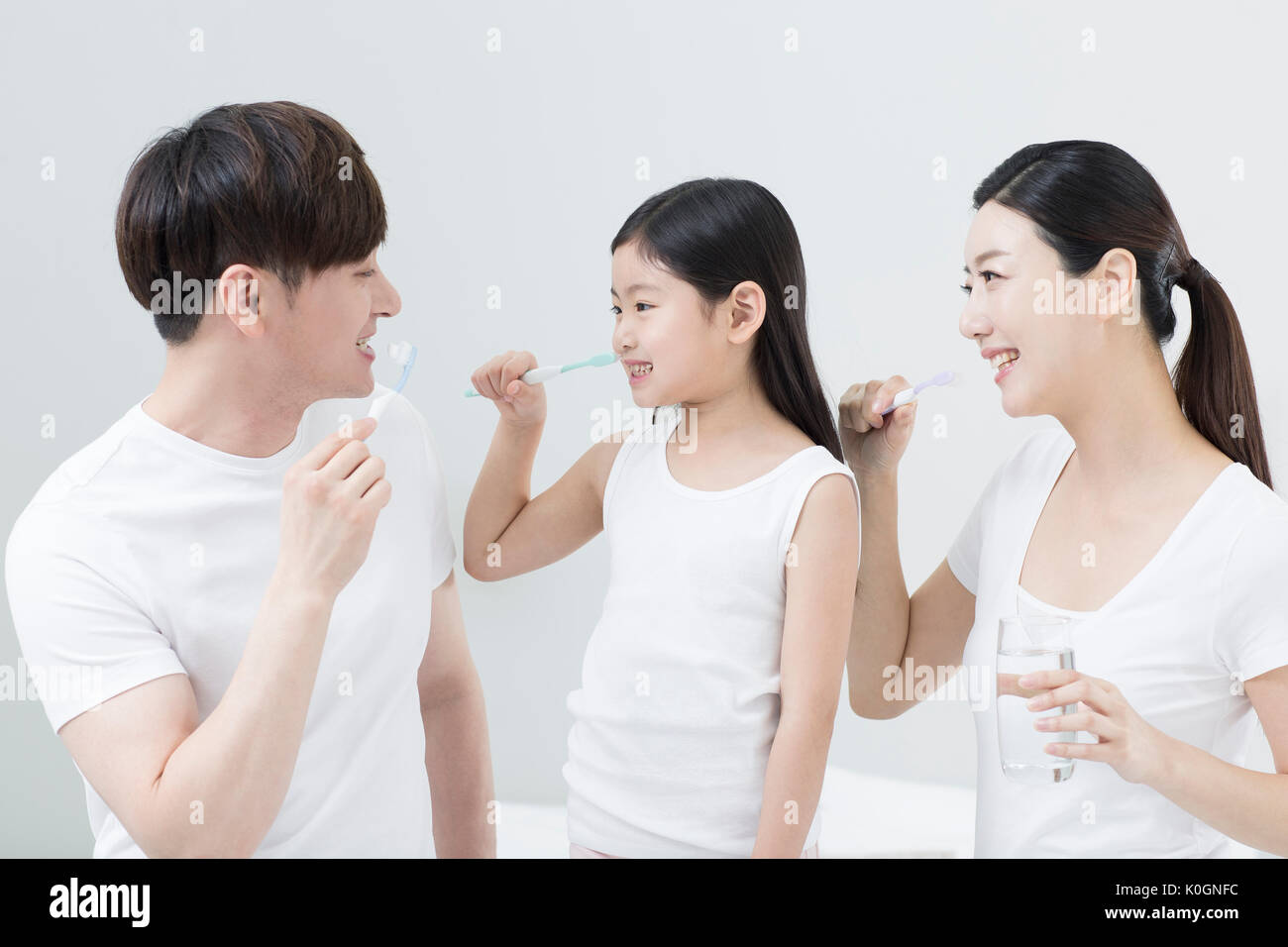 Portrait de famille harmonieuse se brosser les dents Banque D'Images