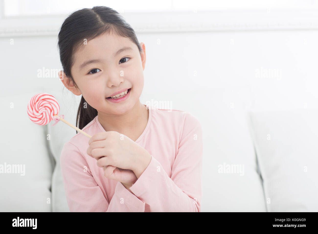 Portrait of smiling girl with lollipop Banque D'Images