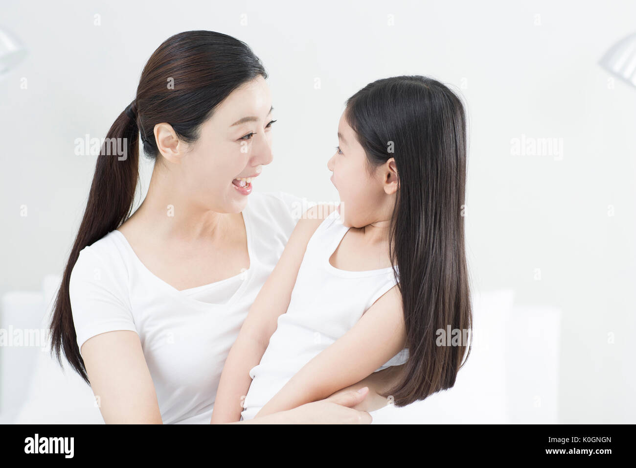 Portrait of smiling mother and girl hugging Banque D'Images