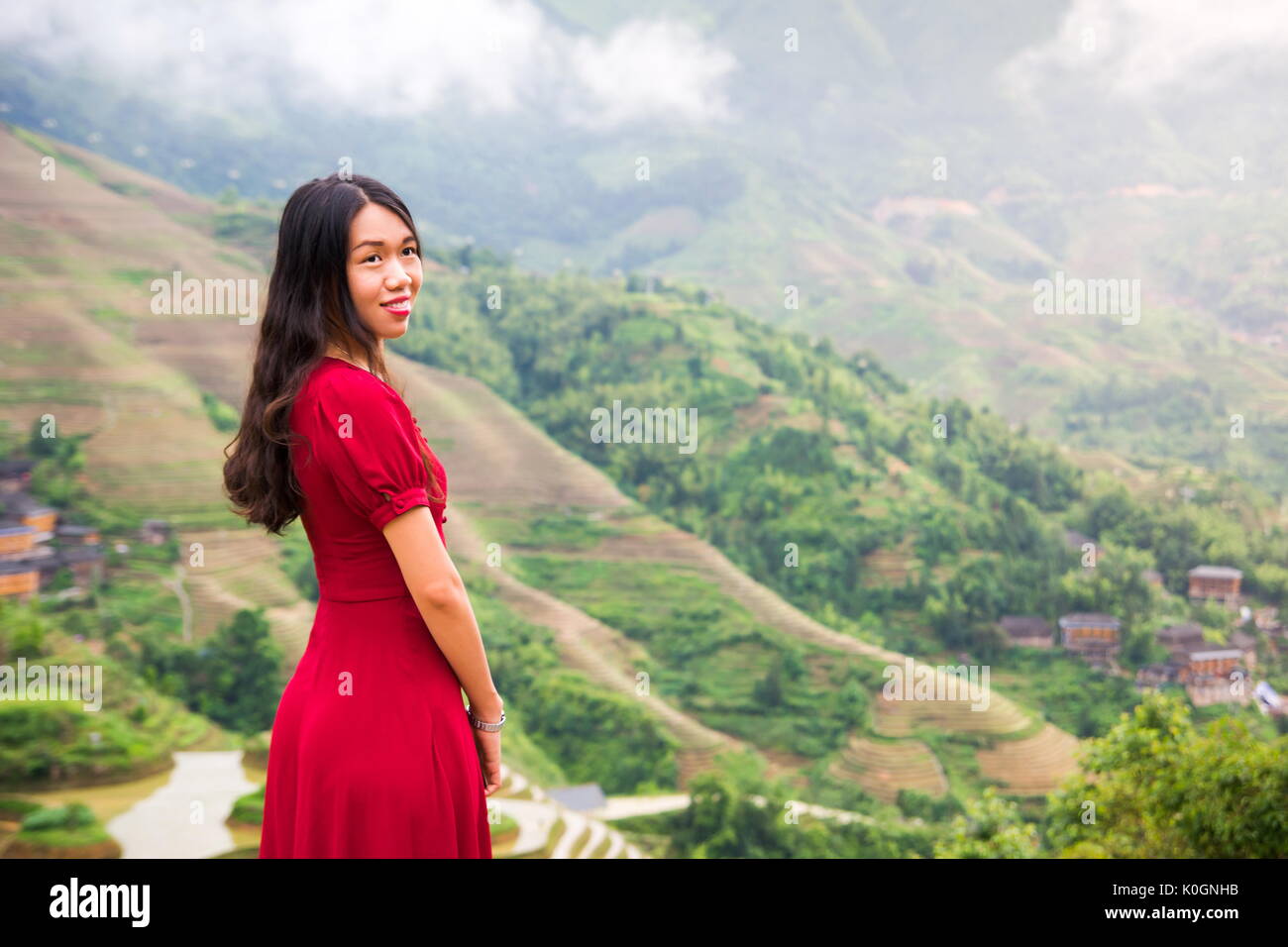 Asian girl à vue terrasse de riz portant robe rouge Banque D'Images Asian girl à vue terrasse de riz portant robe rouge Banque D'Images