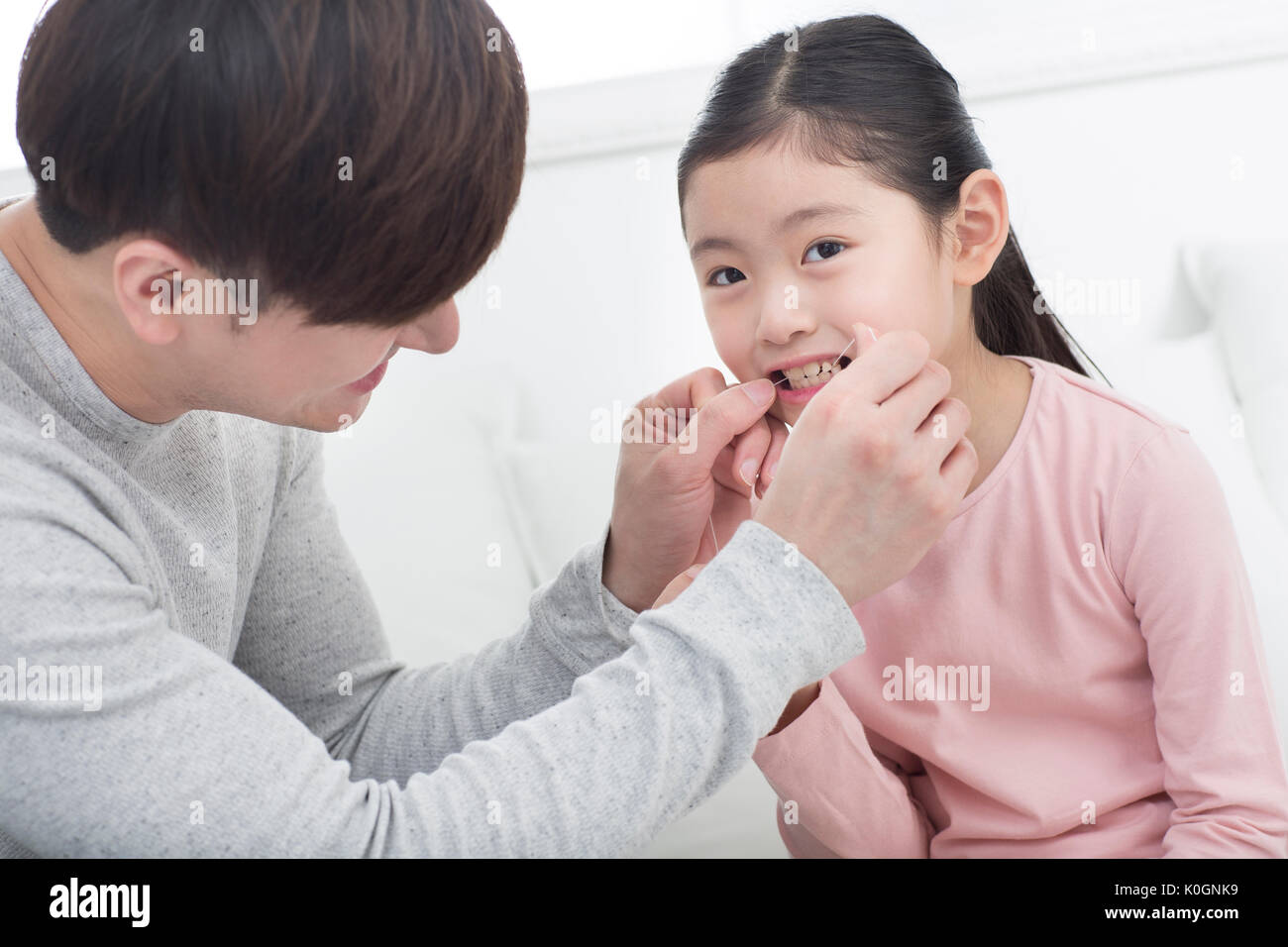 Portrait de père aimant et sa fille à l'aide du fil dentaire Banque D'Images