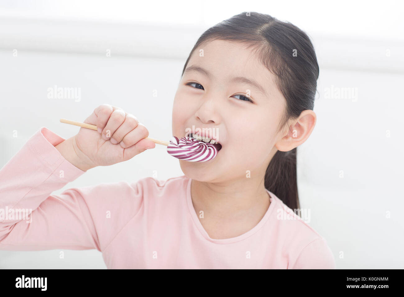 Portrait of smiling girl avec lollipops Banque D'Images