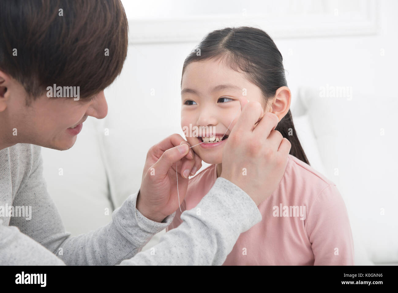 Portrait de père et fille à l'aide du fil dentaire Banque D'Images