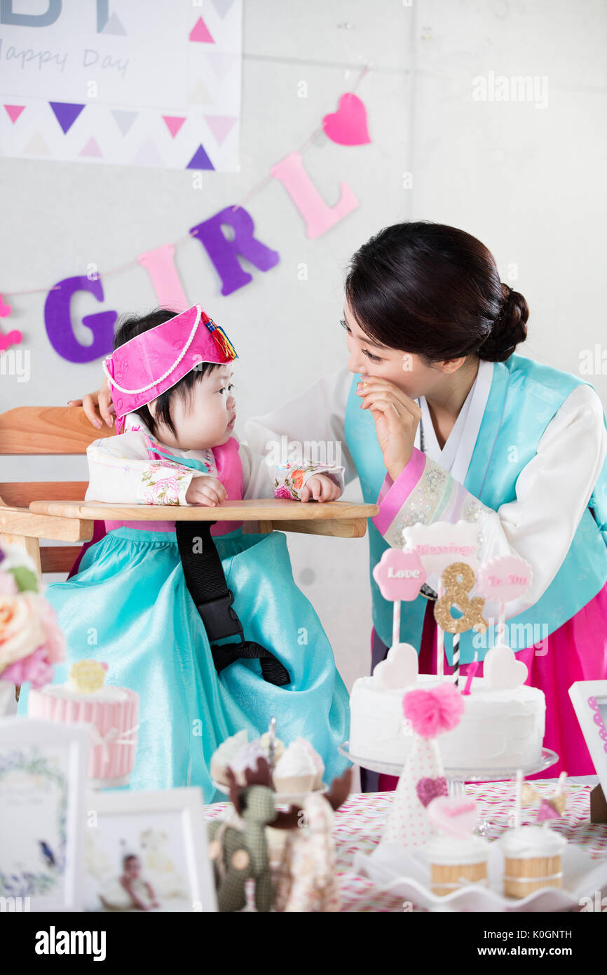 Petite fille souriante et son tendre Mère à la première fête Banque D'Images