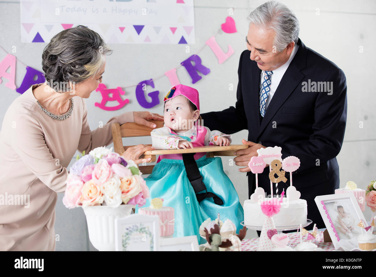 Aimer les grands-parents et bébé fille à première fête d Banque D'Images