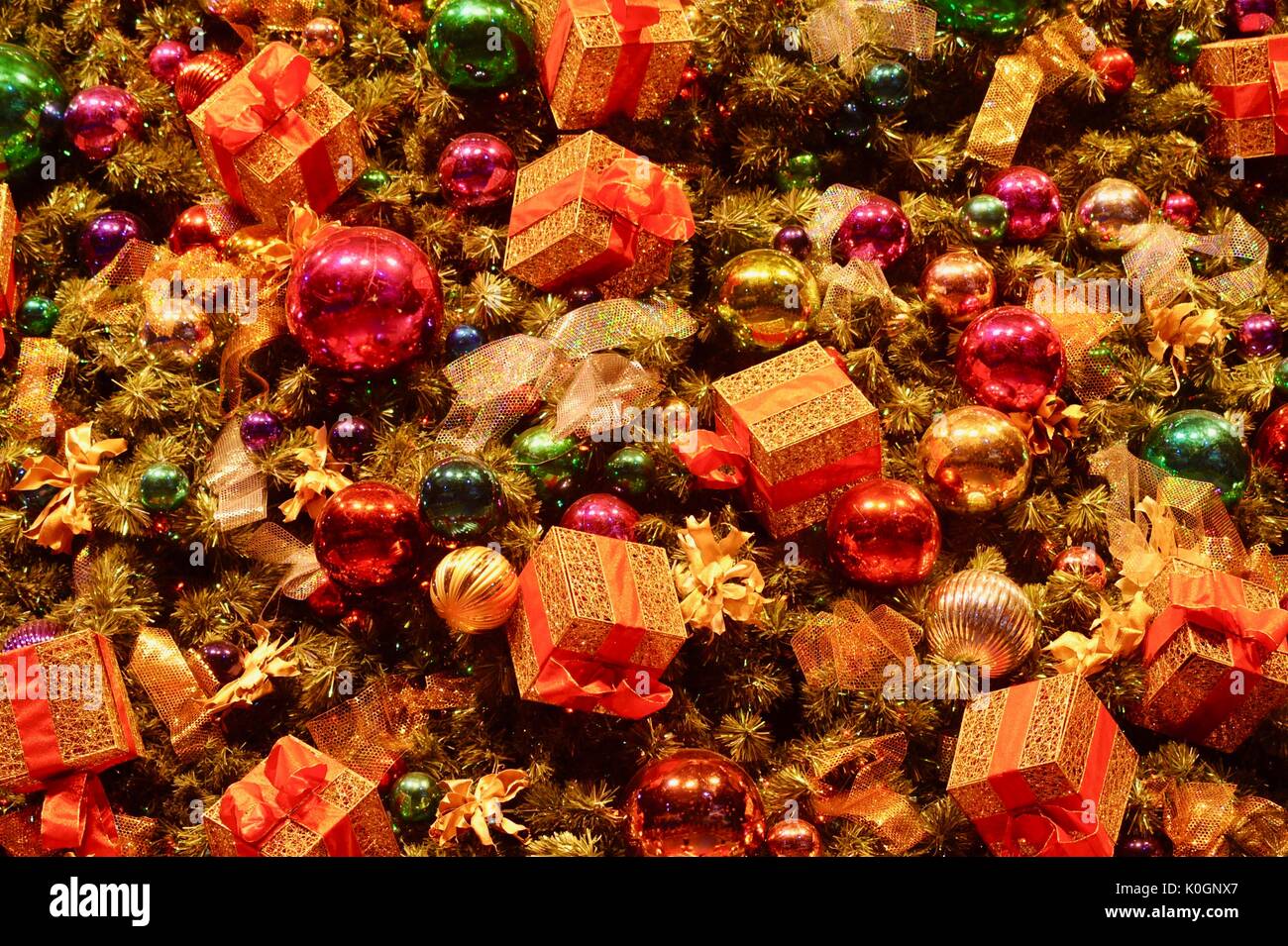 Décorations de Noël avec des ampoules de verre, présente, d'ornements et de guirlandes sur arbre de Noël Hiver WonderFest à Chicago Navy Pier. Banque D'Images