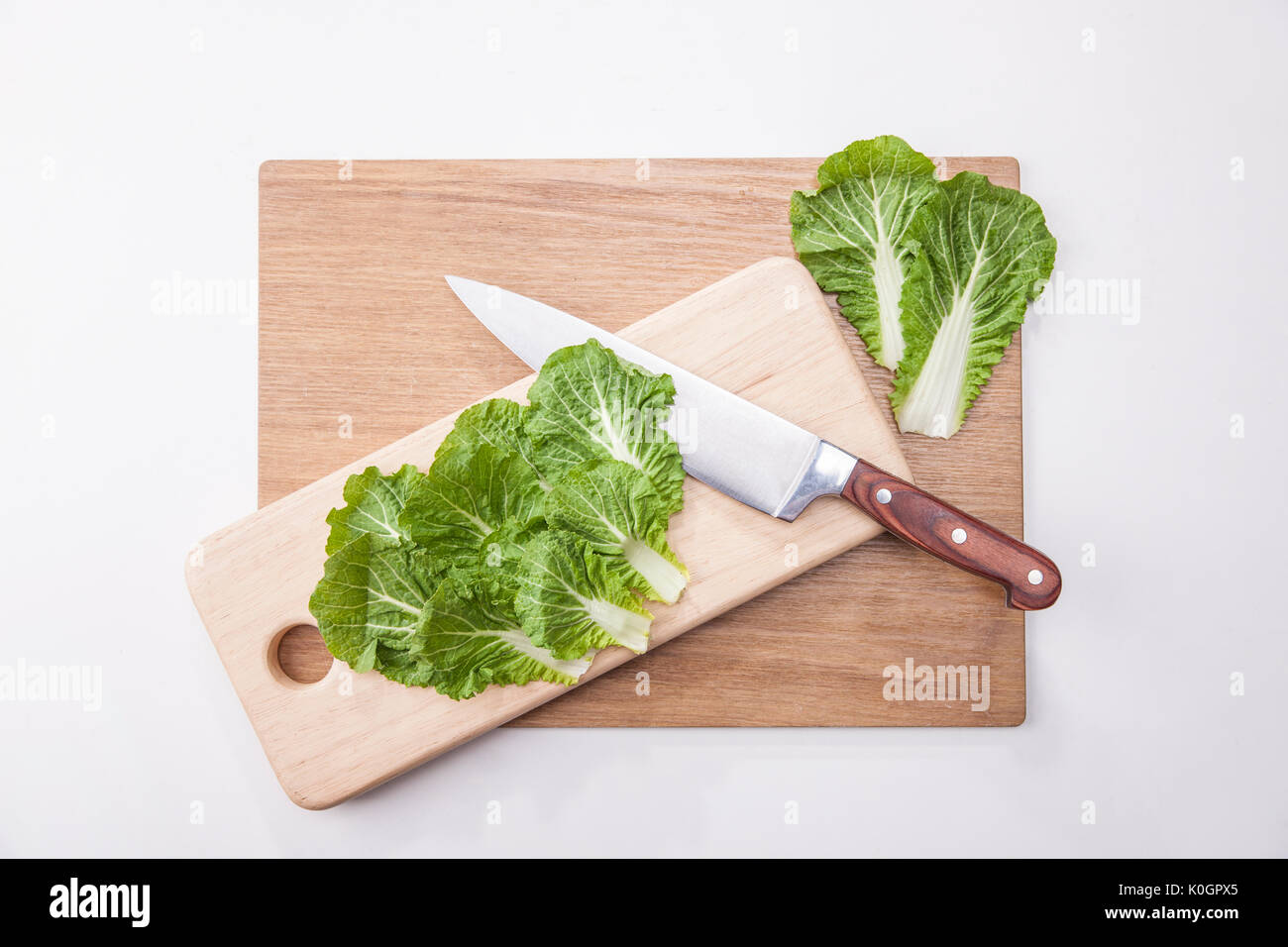 Légumes frais et couteau de cuisine sur une planche à découper Banque D'Images