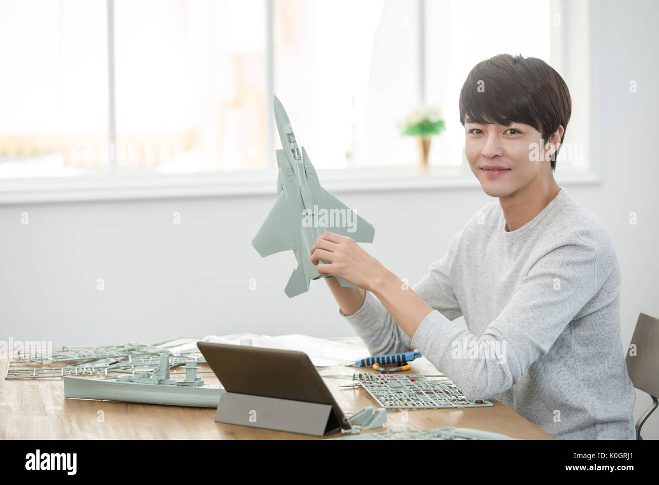 Portrait of smiling male kidult avec maquette avion posing Banque D'Images