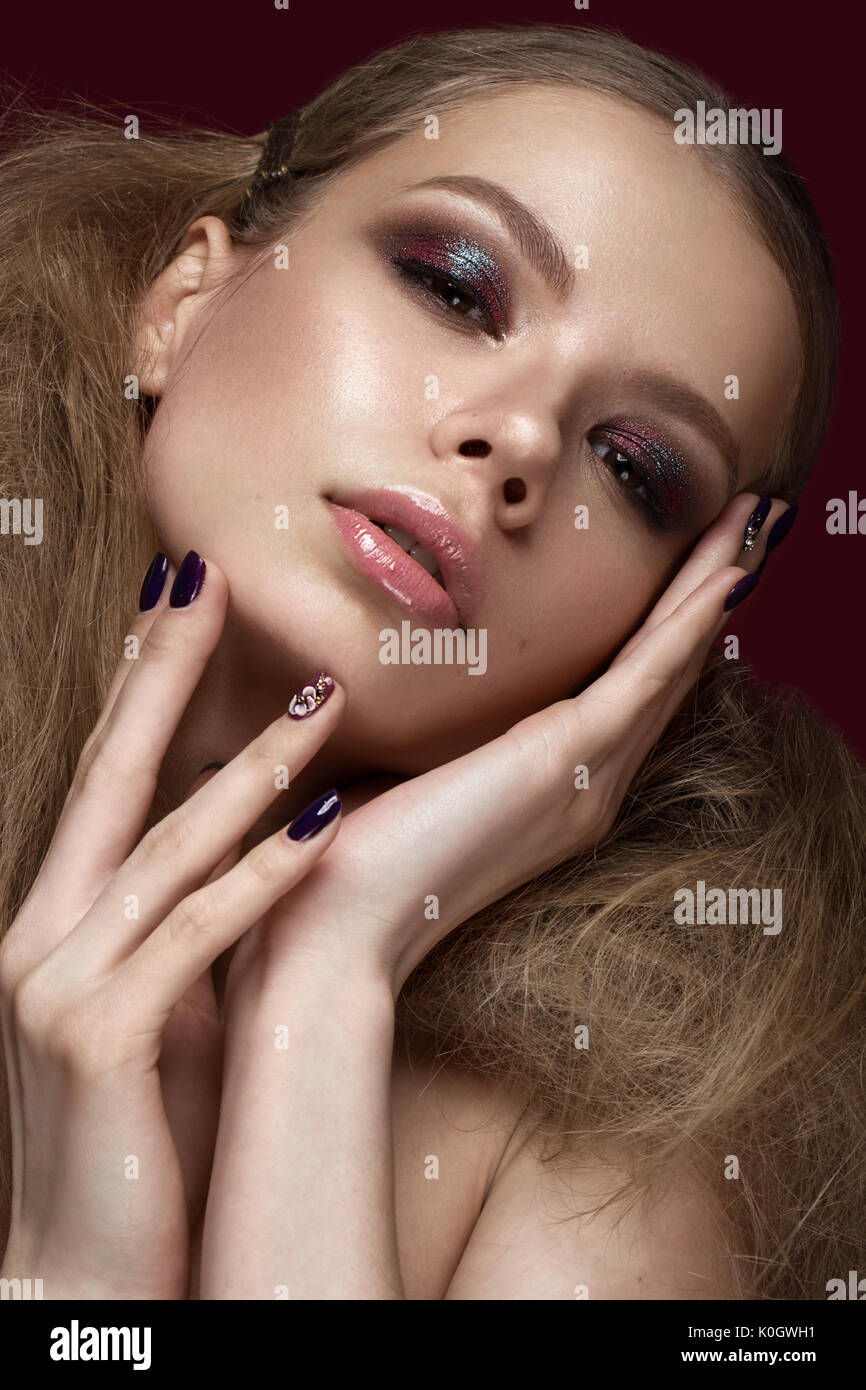 Belle fille avec une peau parfaite, soir, maquillage, coiffure de mariage. Beauté Visage. Banque D'Images