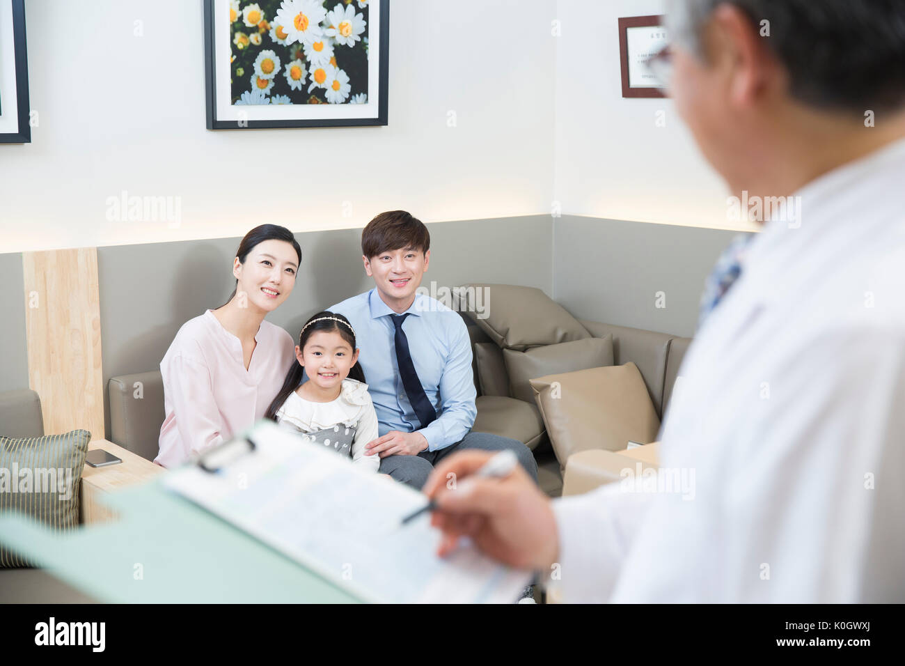 Regarder un dentiste à l'attente de la famille hall Banque D'Images